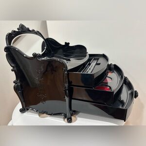 463 Anna Sui Signature Makeup Color & Brush Collection In An Elegant Blk Dresser